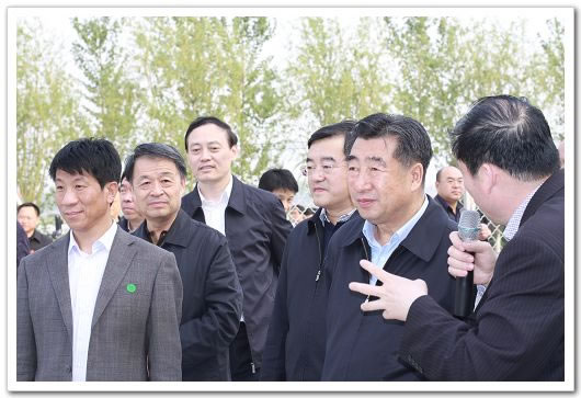 回良玉现场听取合作社的发展情况