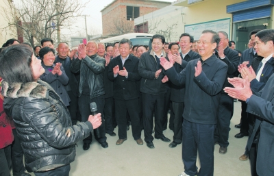    3月17日，温家宝到舞阳县北舞渡镇鹿庄村看望村民。 （新华社记者 黄敬文 摄）