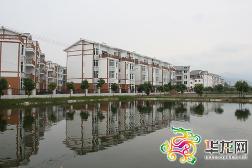 漂亮的八角村农民集中居住区一期，目前已有130多户入住。